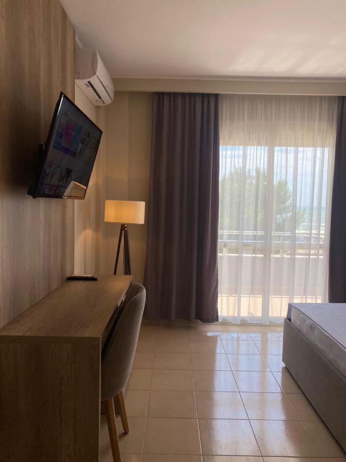 Rumar Hotel Durrës Exteriör bild