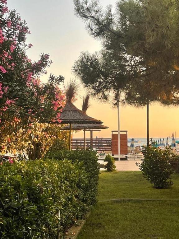 Rumar Hotel Durrës Exteriör bild